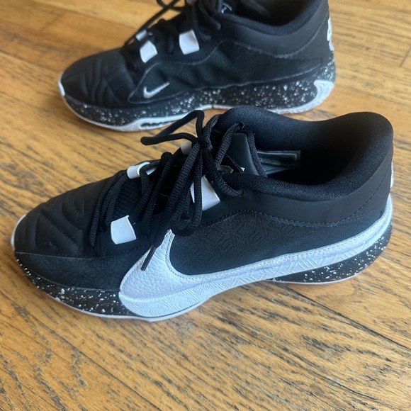 Nike Giannis Freak 5 Black and White Basketball Shoes - Picture 5 of 6